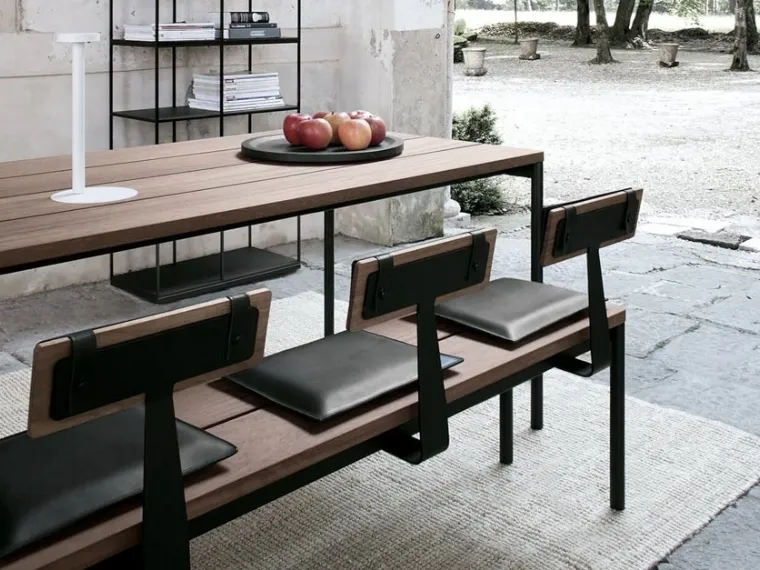 Tavolo ST35 configurazione 01 con top in legno massiccio Iroko outdoor e telaio in acciaio di Extendo