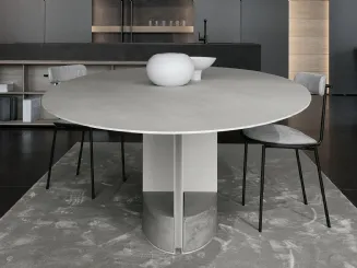 Tavolo T13 configurazione 03 con top in ceramica grigia, telaio in acciaio e contrappesi in cemento di Extendo